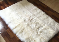 120*180cmの反スリップの裏付けが付いている正方形のクリーム色のオーストラリアの羊皮の敷物の柔らかく長いウール