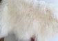 100%の羊皮の自然で長い毛のモンゴルのLambskinのクリームの白い巻き毛の毛皮の敷物 サプライヤー