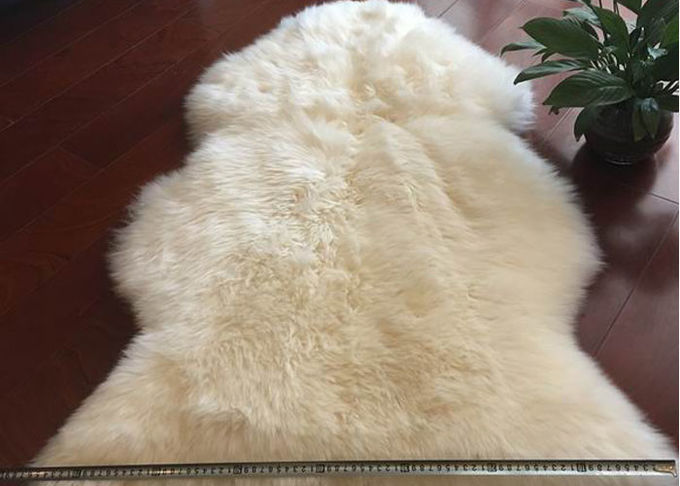 家の装飾的で白い実質の羊皮の敷物の長いメリノのウール60 x 90cmの自然な形 