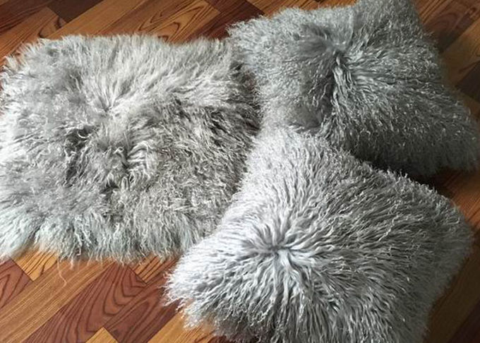 厚く暖かく柔らかいモンゴルの毛皮の枕長い巻き毛のウールの反無呼吸50*50cm