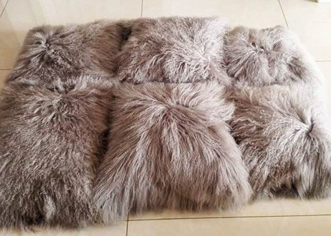 倍は柔らかく曖昧な枕、実質のモンゴルの毛皮のクッション羊皮の味方しました