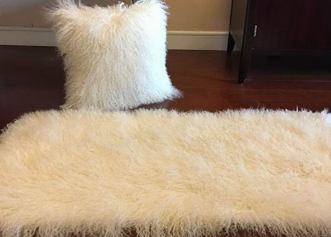 モンゴルの毛皮の枕自然で白く長い毛のチベットのヒツジの皮の枕カバー40cm