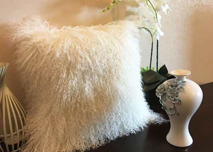白く曖昧で装飾的な枕、特別に長い巻き毛のモンゴルのラムズウールのクッション 