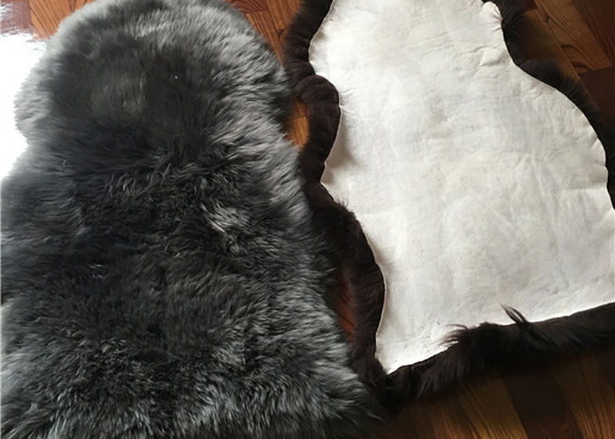 長い居間の赤ん坊の演劇のためのウールの実質の羊皮の敷物の灰色によって染められる反スリップ