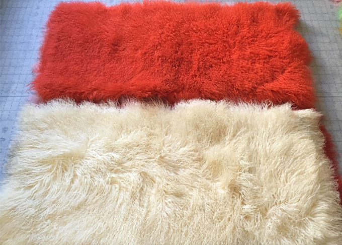 モンゴルの長方形の実質の羊皮の敷物の染められた色の長い巻き毛のチベットのウール