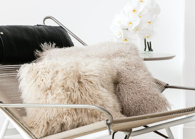 ダーク グレーの曖昧な投球枕、柔らかいカーリー ヘアーのウールの装飾的なベッド枕 