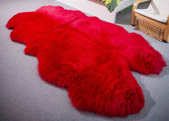 居間の赤ん坊のための装飾的なオーストラリアの羊皮の敷物の快適で厚い柔らかさ