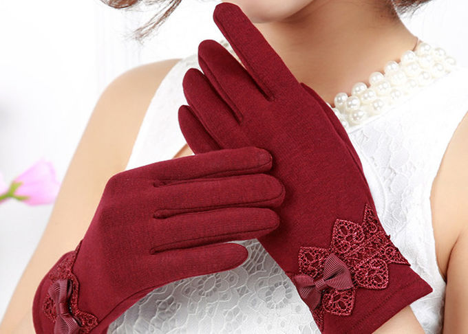 タッチ画面の指先が付いている冬の女性の手袋、携帯電話の使用のための柔らかい手袋 