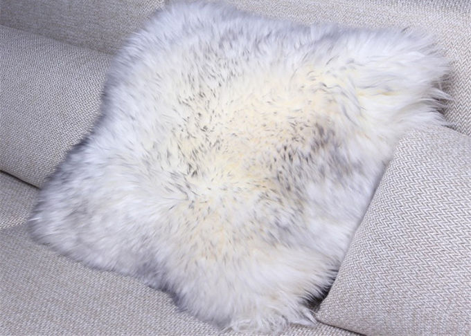 プラシ天のラムズウールのロッキング チェアは40*40cmの車椅子のための柔らかい羊皮のパッドを緩和します 