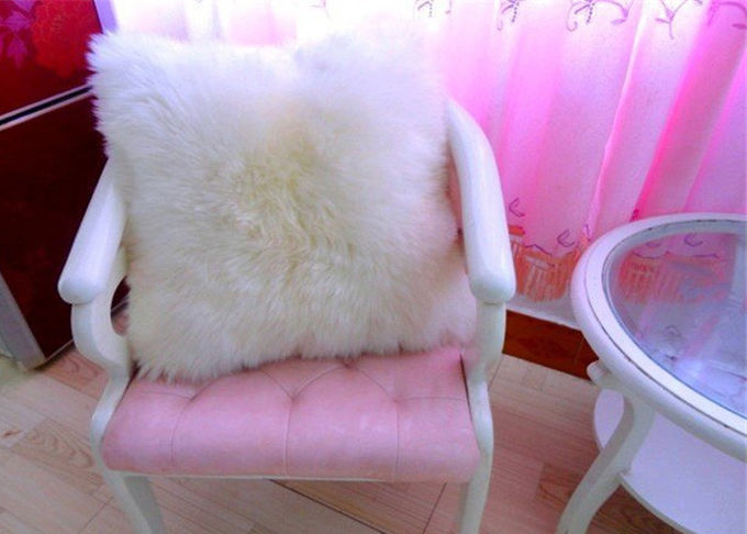 椅子のソファーの本物の羊皮と柔らかい装飾的なラムズウールのシート・クッション