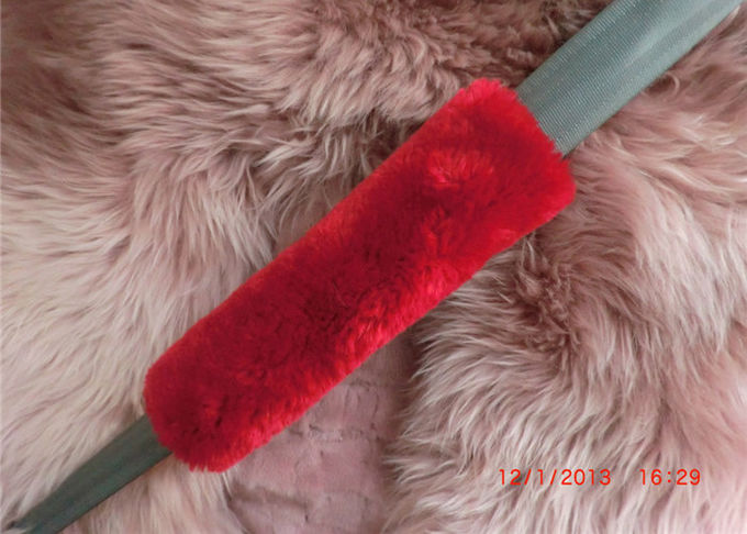 暖かい保存のための本物の柔らかい羊皮のシート ベルト カバー快適で滑らかなウール