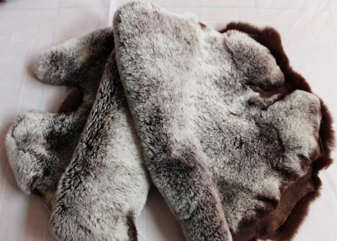 コートのライニングの付属品のレックスのウサギの皮の滑らかで自然なブラウン色25*35cm