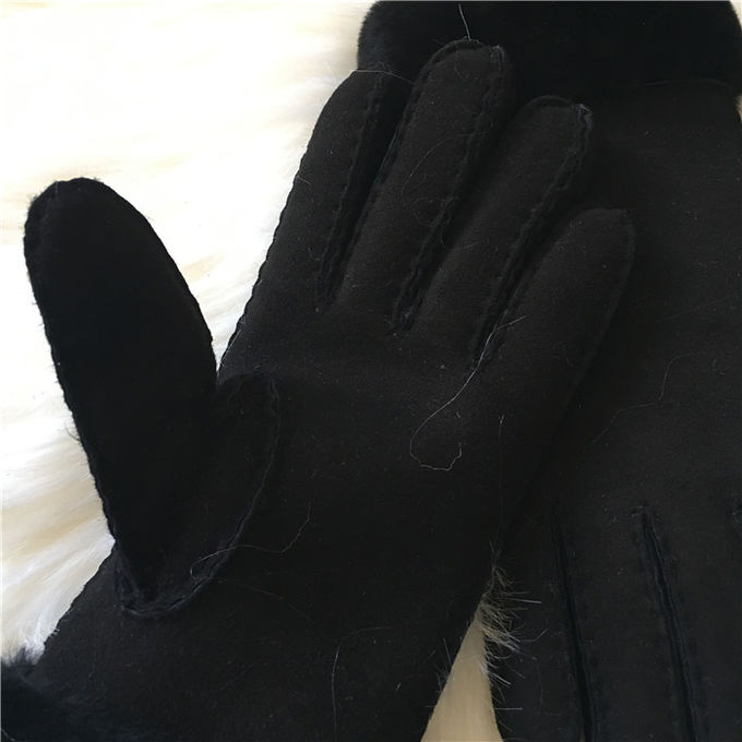 女性はShearlingのLambskinの冬の手袋の二重表面羊皮の皮手袋を黒くします